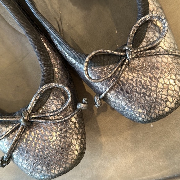 Stuart Weitzmam Pewter Snake Embossed Ballet Flats Size 7.5 - Picture 5 of 11